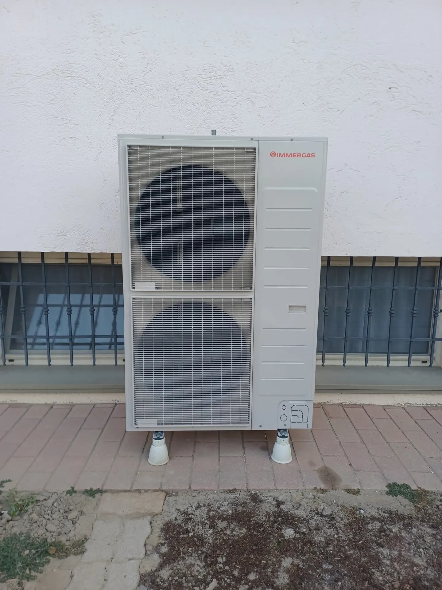 Pompa di calore installata all’esterno di un’abitazione, un lavoro CasaElettrica
